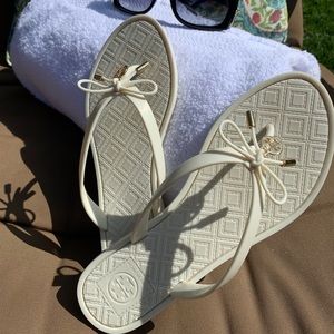 Tory Burch ivory jelly bow flip flops 🩴